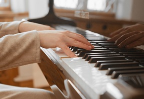 ピアノを弾く写真